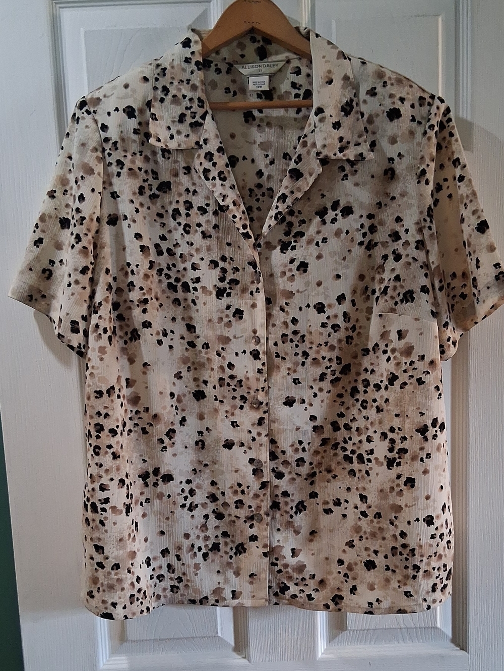 Allison Daley Beige Short-Sleeve Button-Front Spot Print Blouse